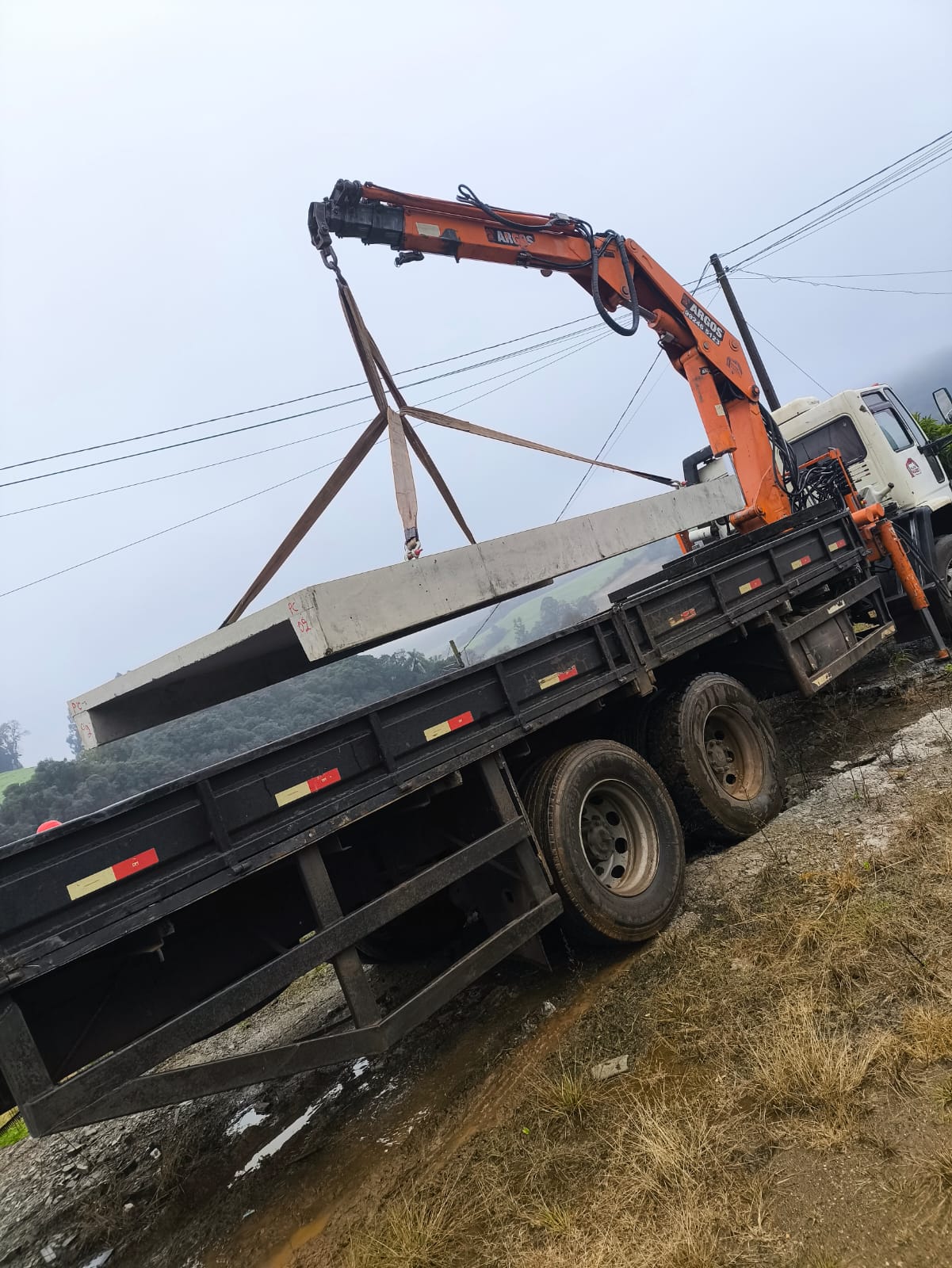 Caminhão Munck da Munk Marcio içando vigas de concreto em obra